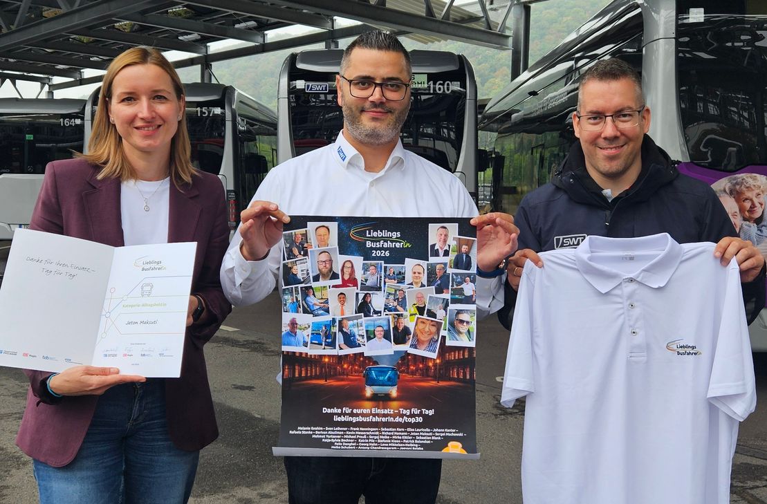 SWT-Personalleiterin Agnieszka Mohm und Daniel Walther, Abteilungsleiter Fahrbetrieb bei den SWT-Verkehrsbetrieben (rechts im Bild) übergeben die Urkunde an Lieblingsbusfahrer Jeton Maksuti (Bildmitte)