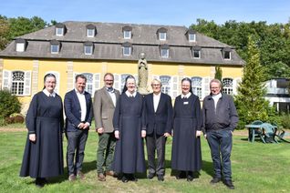 Gemeinsam wollen die Schönstätter Marienschwestern, das Kloster Steinfeld und die Familie Scheidtweiler Haus Maria Rast in eine sichere Zukunft führen.