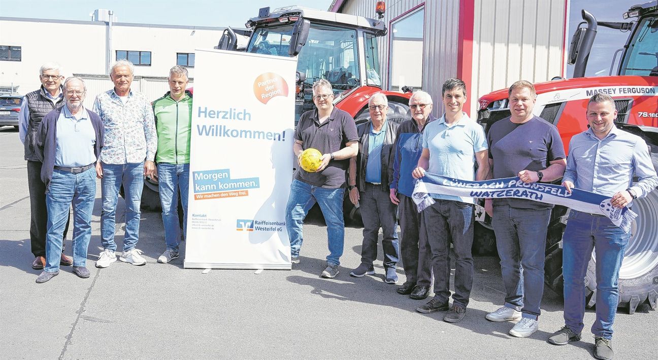 Auch Dirk Schuster, Trainer des 1. FC Kaiserslautern (links) im Bild mit Lotto Geschäftsführer Jürgen Häfner wird in Watzerath auflaufen.                    Fotos (2) : Lotto