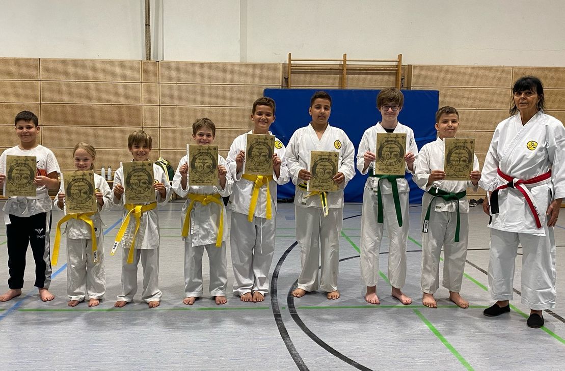Kinderprüfungen (v.l.n.r.): Manar Jamous, Charlotte Weber, Moritz Weber, Leo Olinger, Noa Christ, Hasan Alsadi, Moritz Braun, Hade Alsadi, Trainerin Sensei Gisela Marsh