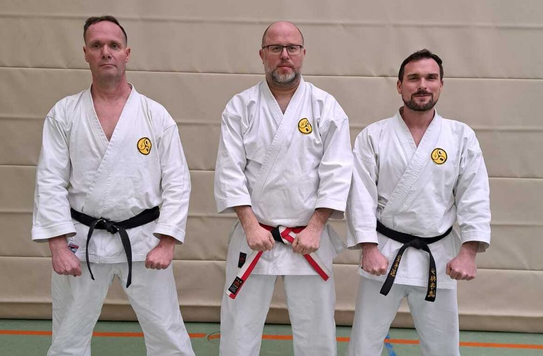 Schwarzgurtprüfungen (v.l.n.r.): Dirk Stassen, Trainer Sensei Joachim Hertel, Flurim Sadiki