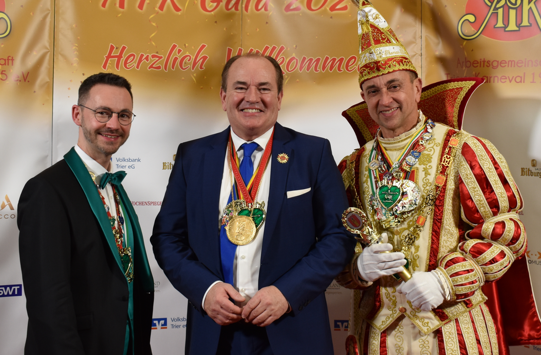 Prinz Thomas III. vom Heuschreck (rechts) und sein Mann Christoph Krier (links) mit TV-Moderator Wolfram Kons (mitte).