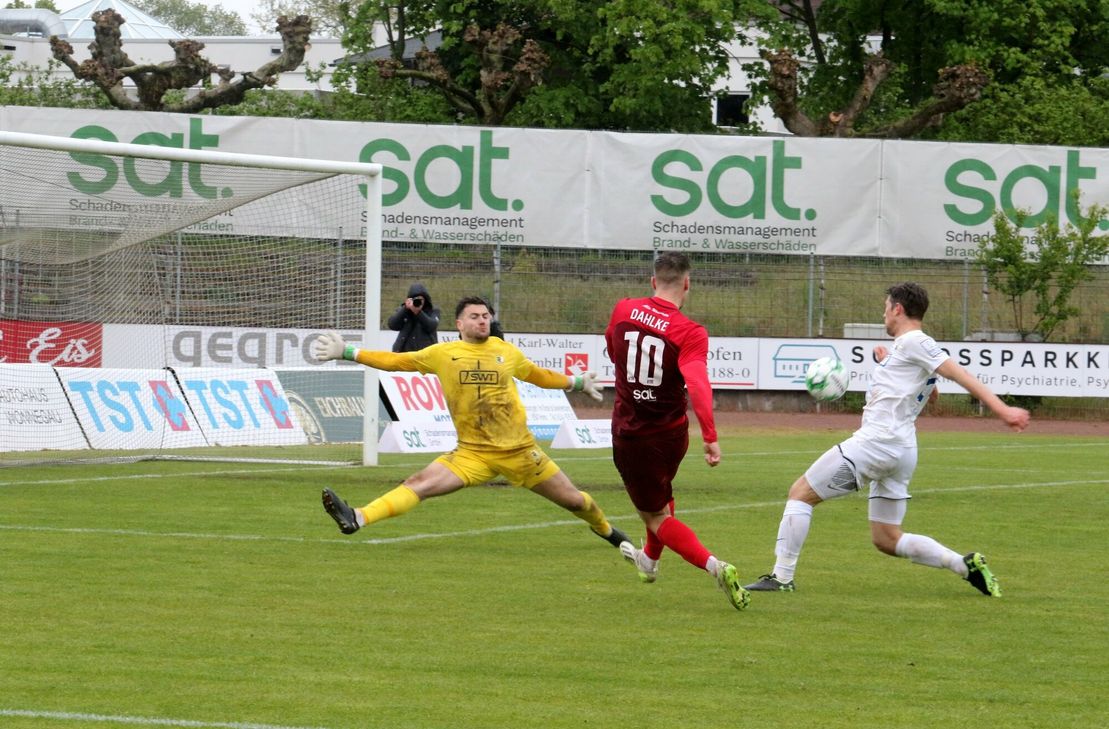 Jan Dahlke mit der Nummer 10 von Wormatia Worms im Zweikampf mit Daniel Buballa vor dem Trierer Torhüter: Radomir Novakovic