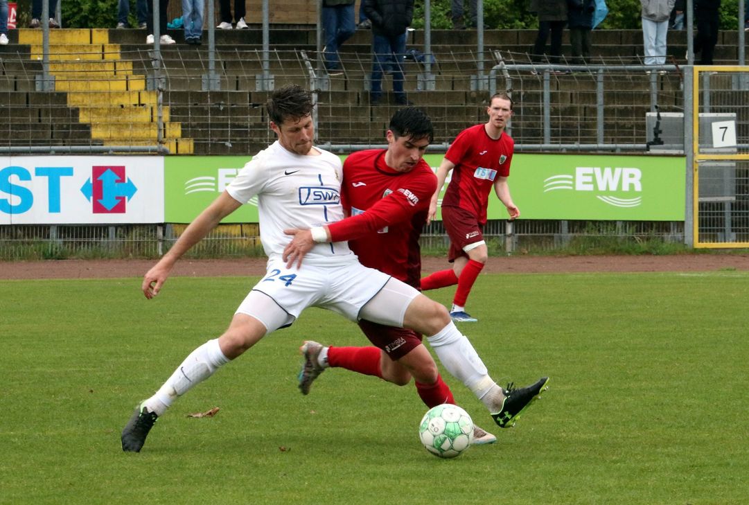 Neuzugang Daniel Buballa im Zweikampf.