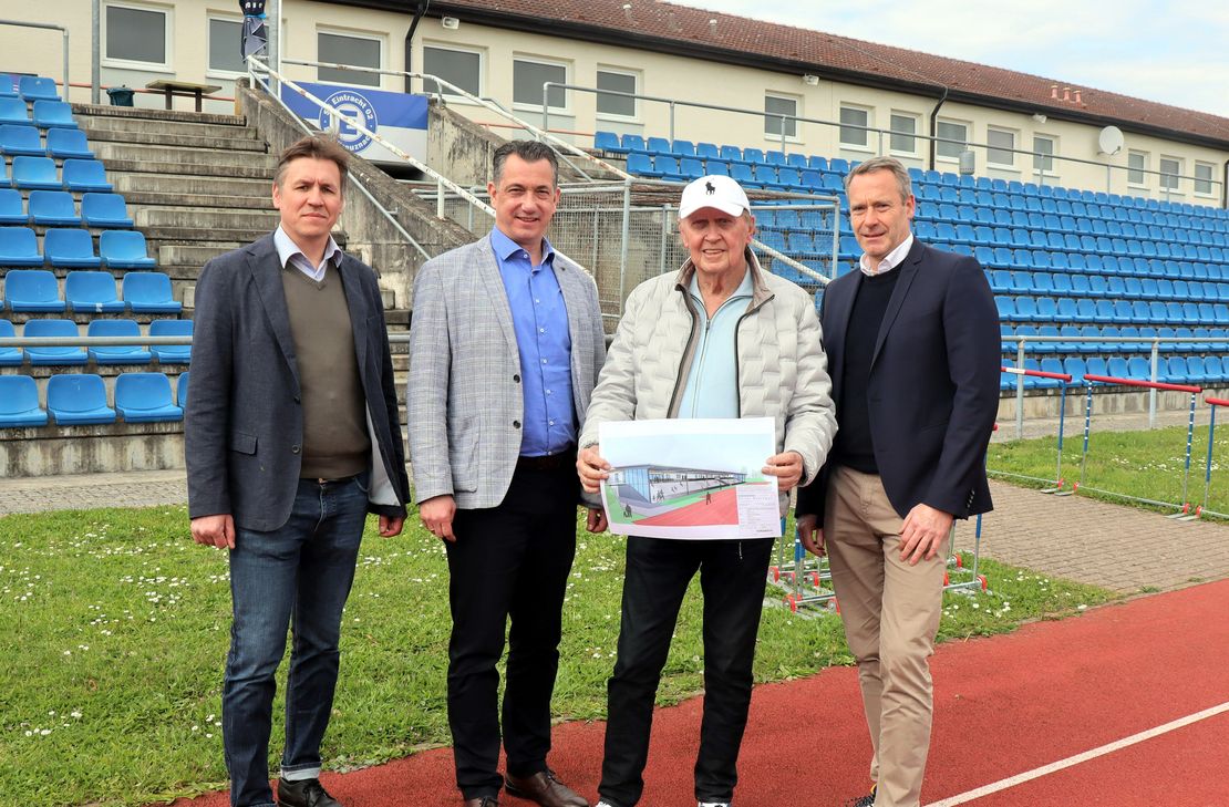 Freuen sich auf das Projekt zur Aufwertung des Mobeus-Stadions (v. l.): Bauamtsleiter Eduard Schuckmann, OB Emanuel Letz, Stiftungs-Vorsitzender Theo
Suess und Architekt Oliver