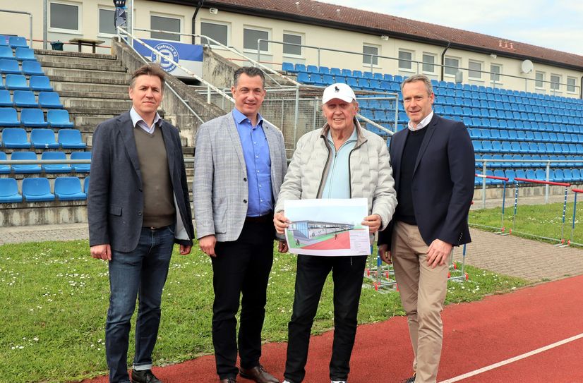 Freuen sich auf das Projekt zur Aufwertung des Mobeus-Stadions (v. l.): Bauamtsleiter Eduard Schuckmann, OB Emanuel Letz, Stiftungs-Vorsitzender Theo
Suess und Architekt Oliver