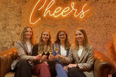 Das Foto zeigt die vier Bewerberinnen um die Mosel-Krone in der WineBank in Trier. Von links: Paula Sophie Scherrer aus Sankt Aldegund, Maja Treis aus Zell-Merl, Anne van Dongen aus Traben-Trarbach und Anna Zenz aus Ediger-Eller.