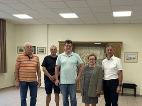 Gemeinsame Begutachtung der neuen LED-Leuchten im Bürgerhaus in Thalfang Bäsch (v. l.): Ortsvorsteher Werner Breit, Ratsmitglied Timo Haink, stellvertretender Ortsvorsteher Bernd Pfeiffer, Erste Beigeordnete Christel Wieck sowie Westenergie-Regionalmanager Marco Felten.