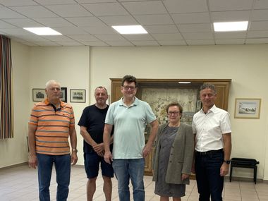 Gemeinsame Begutachtung der neuen LED-Leuchten im Bürgerhaus in Thalfang Bäsch (v. l.): Ortsvorsteher Werner Breit, Ratsmitglied Timo Haink, stellvertretender Ortsvorsteher Bernd Pfeiffer, Erste Beigeordnete Christel Wieck sowie Westenergie-Regionalmanager Marco Felten.