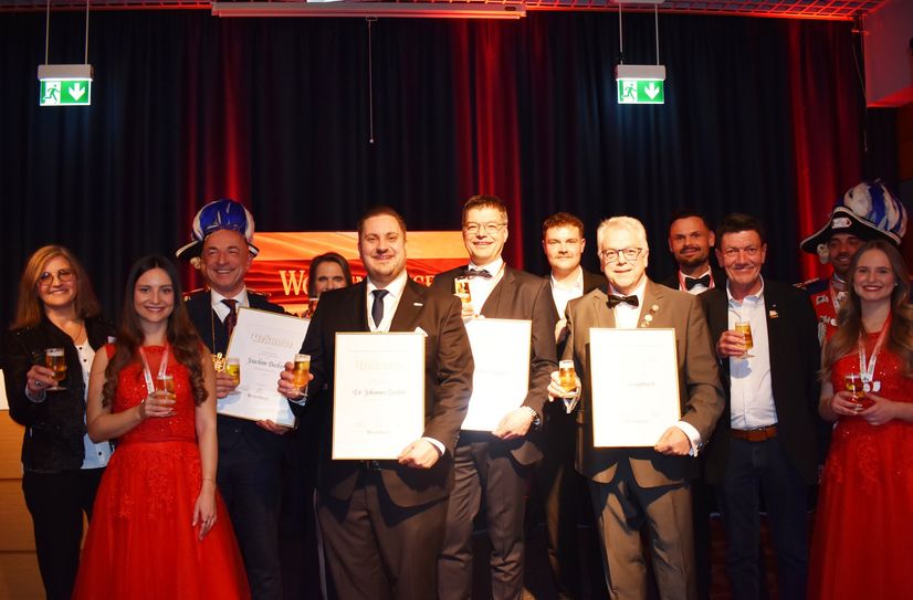 Gruppenfoto mit Laudatoren und Geehrten.