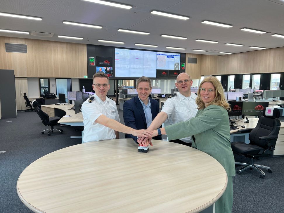 Eröffneten mit dem symbolischen Knopfdruck die neue Leitstelle und damit das »Herzstück des Bevölkerungsschutzes« im Kreis Euskirchen  (v.li.): Martin Fehrmann (Abteilungsleiter Gefahrenabwehr), Landrat Markus Ramers, Markus Neuburg (Leiter der Leitstelle) und Julia Baron (Geschäftsbereichsleiterin Zentrales, Ordnung und Gefahrenabwehr im Kreis Euskirchen).