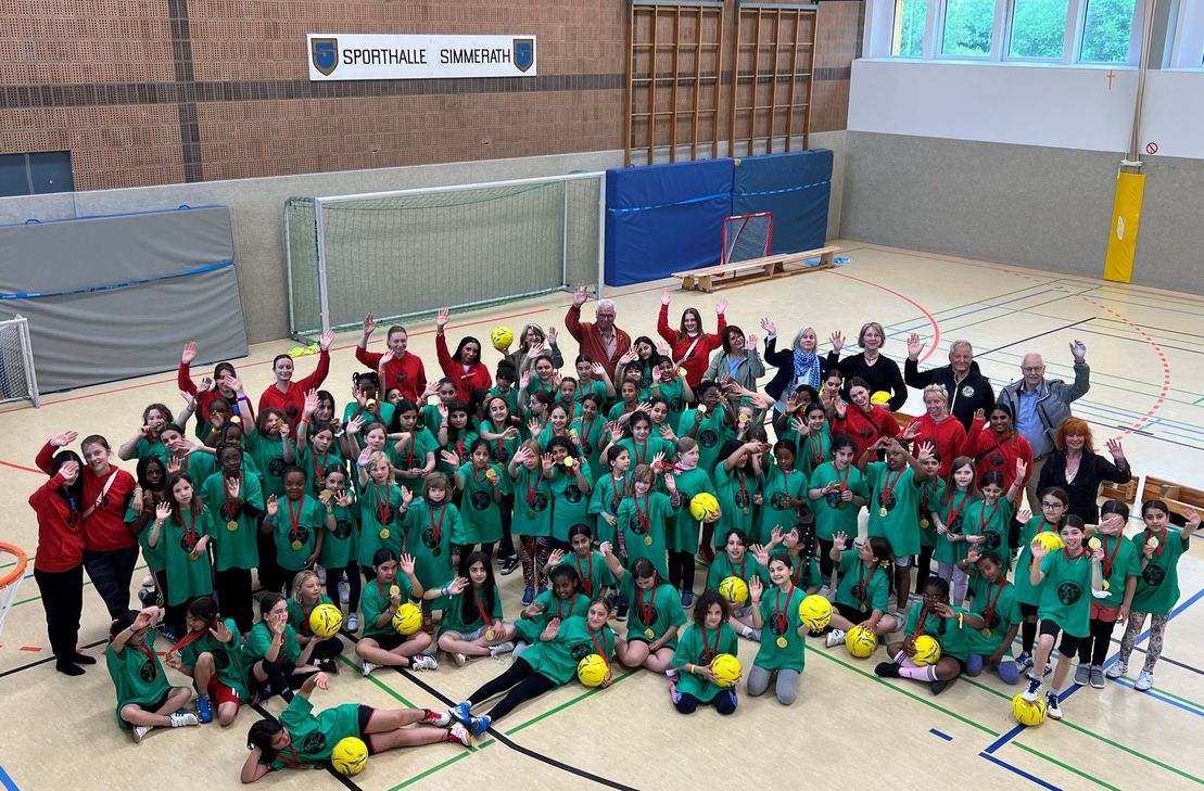 Wenn junge Mädchen dem runden Leder hinterherjagen, dann spielen sozio-kulturelle Unterschiede keine Rolle. EIn wichtiger Faktor für den Erfolg des Fußballcamps, das den Auftakt der integrativen Jugendcamps in der Region bildete.  Es wird vom Aachener Förderverein Integration durch Sport und steht unter dem Motto »Mädchen mittendrin«. Vertreter von Fußballkreis und Gemeinde Simmerath hoffen darauf, dass sich die oder andere Teilnehmerin des Camps etwa dem FC Eifel anschließt, wo ein breites Angebot für Mädchenfußballer besteht.