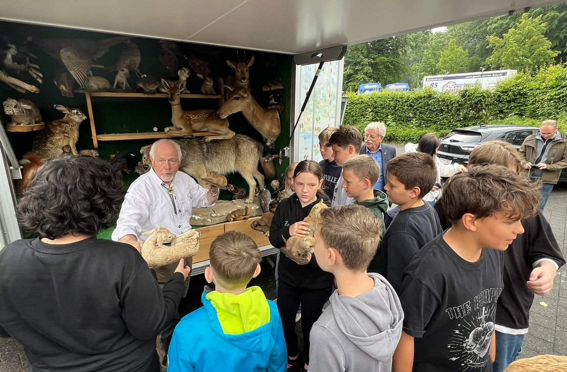 Hermann Carl brachte seine rollenden Waldschule mit zur Privatschule Conventz und räumte gekonnt mit Vorurteilen gegen Jägern auf. Dafür schaffte er Verständnis für das Gleichgewicht von Tieren und Pflanzen, von Landwirten, Jägern und Förstern in Wald und Wiesen.