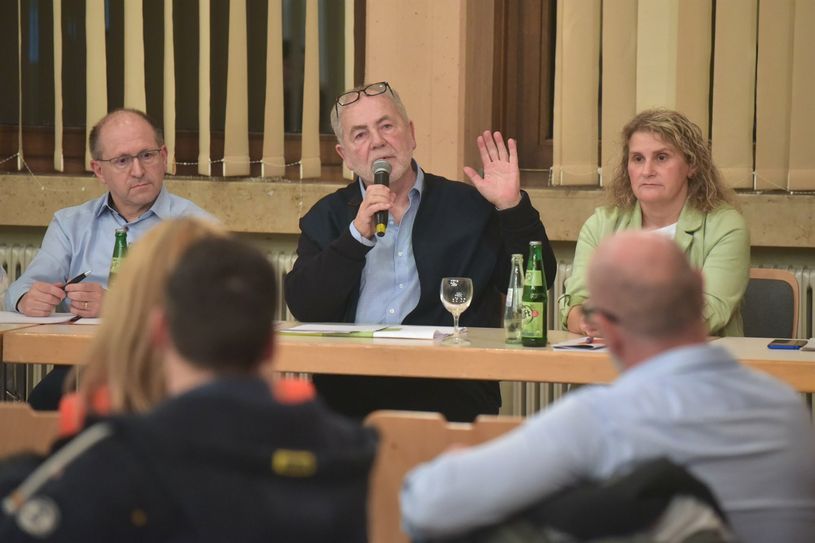 Die Hand wie zum Schwur erhoben: Medard Roth war mit sich und seinem Vorgehen vollkommen im Reinen. Neben ihm Matthias Wagner Sachgebietsleiter Verkehr und Ordnungsamt der VG Trier-Land, Daniela Melchior von der Bauabteilung der VG.