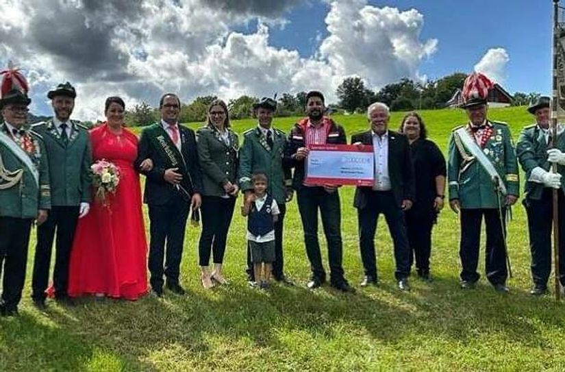 2000 Euro spendete der Monschauer Bezirksschützenverband an "Eifel hilft"