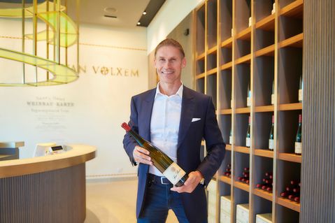 Roman Niewodniczanski steht für eine ganze Region. Innerhalb kuzer Zeit hat er es geschafft, das Weingut "Van Volxem" an der saar aufzubauen und an die Weltspitze zu führen. "Der Feinschmecker" hat ihn zum "Winzer des Jahres 2023" ernannt.