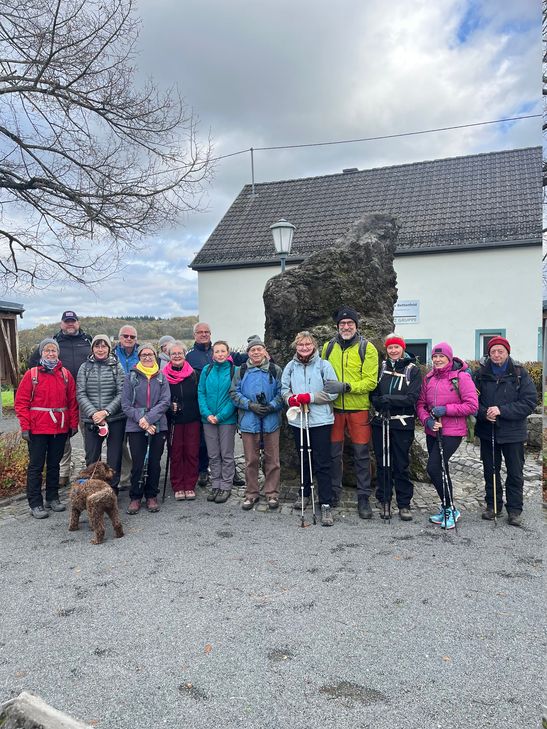 Die Wandertruppe vor der Lavabombe.