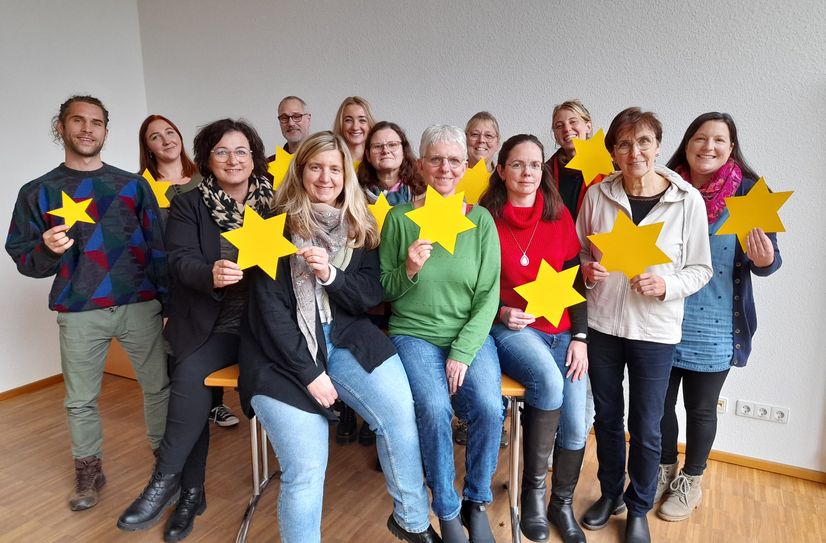 Ilona Besha aus dem Fachdienst Gemeindecaritas (3. von links) freut sich gemeinsam mit Kolleginnen und Kollegen auf die vorweihnachtliche Aktion.