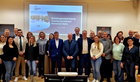 Unter der Leitung von Landrätin Bettina Dickes (8.v.l.) haben Bürgermeister, Bürgermeisterinnen und weitere Vertreter der Kommunen in Hunsrück und Nahe den Tourismusverband Hunsrück-Nahe gegründet.