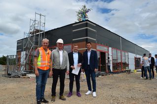 Beim Richtfest für das neue McDonald’s-Restaurant im Kommerner Monzenbend informierte Mats Riepenhausen (2.v.re.) gemeinsam mit Erich Meister (li.) und  Jörg Walleshauser (2.v.li., McDonald’s Deutschland) den Mechernicher Bürgermeister Michael Fingel über den aktuellen Stand der Bauarbeiten.