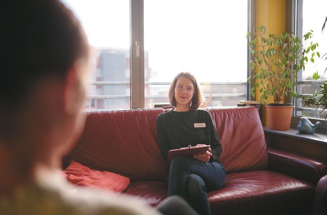 Psychotherapeutische und ärztliche Einzelgespräche sowie Gruppentherapien sind die Basis der Arbeit.