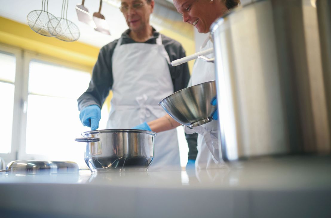 Die Tagesgestaltung in der Tagesklinik ist vielfältig und umfasst unter anderem Kunsttherapie und gemeinsames Kochen.