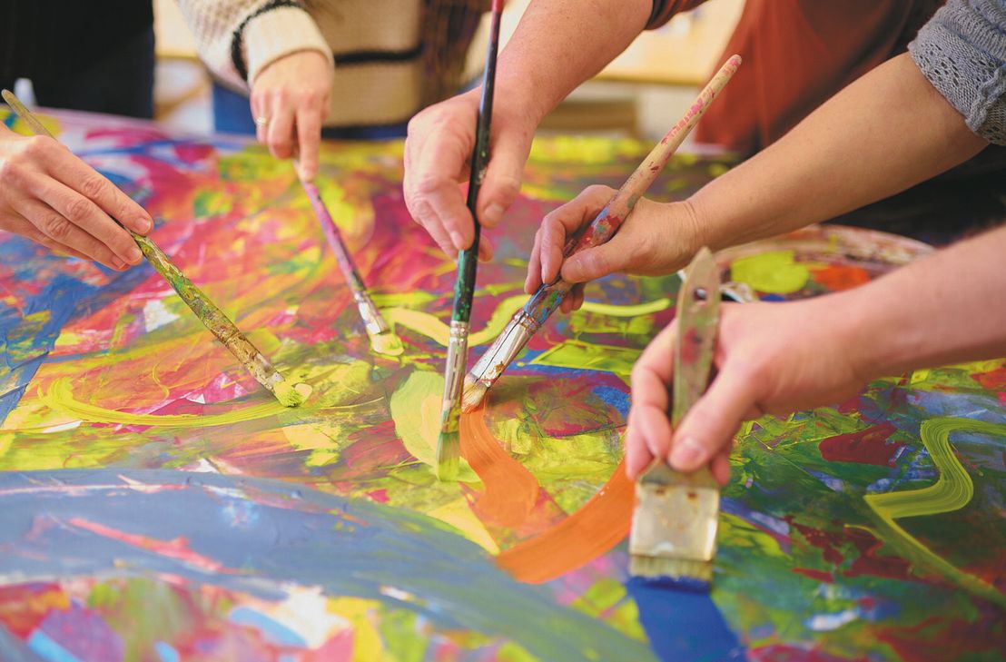 Die Tagesgestaltung in der Tagesklinik ist vielfältig und umfasst unter anderem Kunsttherapie und gemeinsames Kochen.