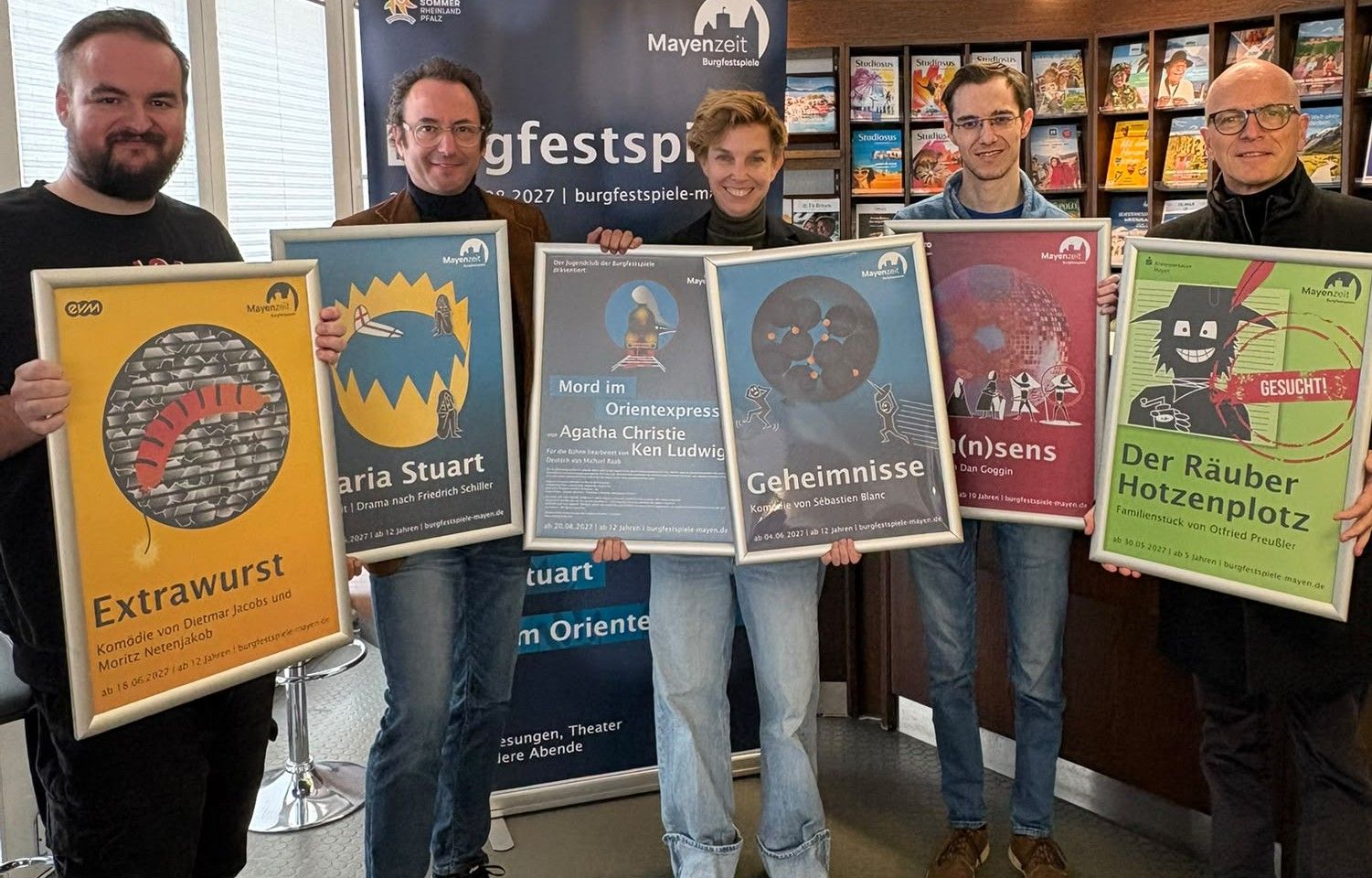 Verwaltungsleiter Kevin Stoye, Intendant Alexander May, stellvertretende Intendantin Caroline Stolz, Philipp Beyl vom Reisebüro Bell und Oberbürgermeister Dirk Meid freuen sich auf die kommende Spielzeit.