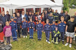 Neun Hunde mit ihren Hundeführern, 17 Bambinis, 16 Jugendliche und 20 Feuerwehrleute waren gemeinsam im Übungseinsatz.