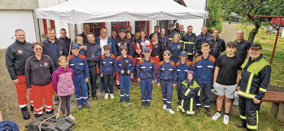 Neun Hunde mit ihren Hundeführern, 17 Bambinis, 16 Jugendliche und 20 Feuerwehrleute waren gemeinsam im Übungseinsatz.