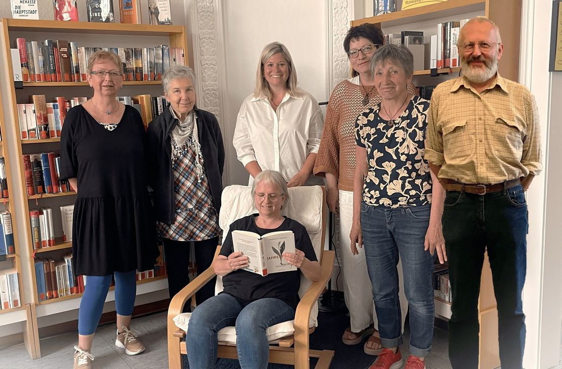 Ein kleiner Teil des ehrenamtlichen Teams mit der Bürgermeisterin Jennifer Meuren in der Bücherei.