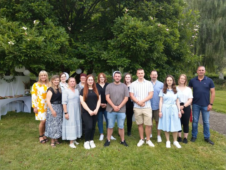 Ausgelassene Feierstunde im Klostergarten.