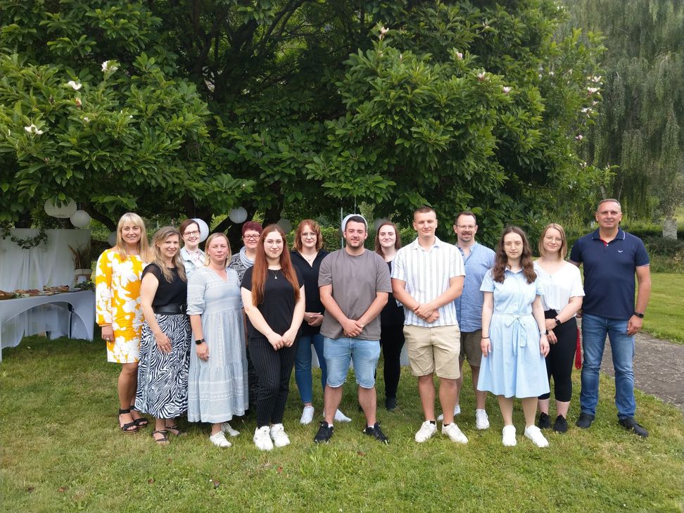Ausgelassene Feierstunde im Klostergarten.