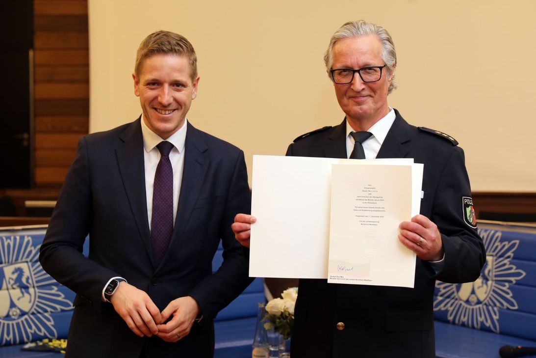 Landrat und Behördenleiter Markus Ramers (li.) überreichte die Ruhestandsurkunde am Harald Mertens.
