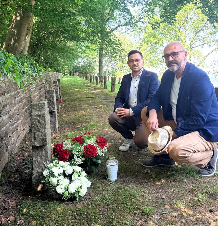 Bürgermeister Emmanuel Kunz und der Urenkel Marcin Korneluk legten Blumen am Grab von Walenty Fabijański in Mariawald nieder.