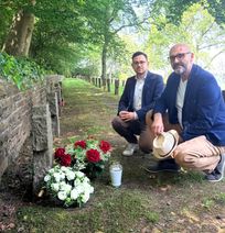 Bürgermeister Emmanuel Kunz und der Urenkel Marcin Korneluk legten Blumen am Grab von Walenty Fabijański in Mariawald nieder.