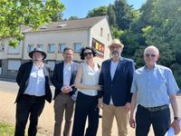 Andreas Züll (.v.li.), Emmanuel Kunz, Katarzyna Wojtczak, Marcin Korneluk und Ralf Schumacher vor dem Haus, vor dem Walenty Fabijański tödlich verwundet wurde.