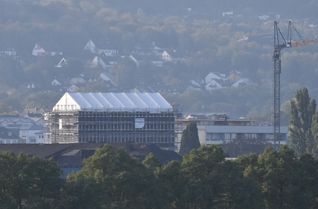 Nanu: ein neuer Tempel im Trierer Stadtpanorma? Der Bühnenturm des Trierer Theaters ist eingerüstet und mit weißem Satteldach versehen.