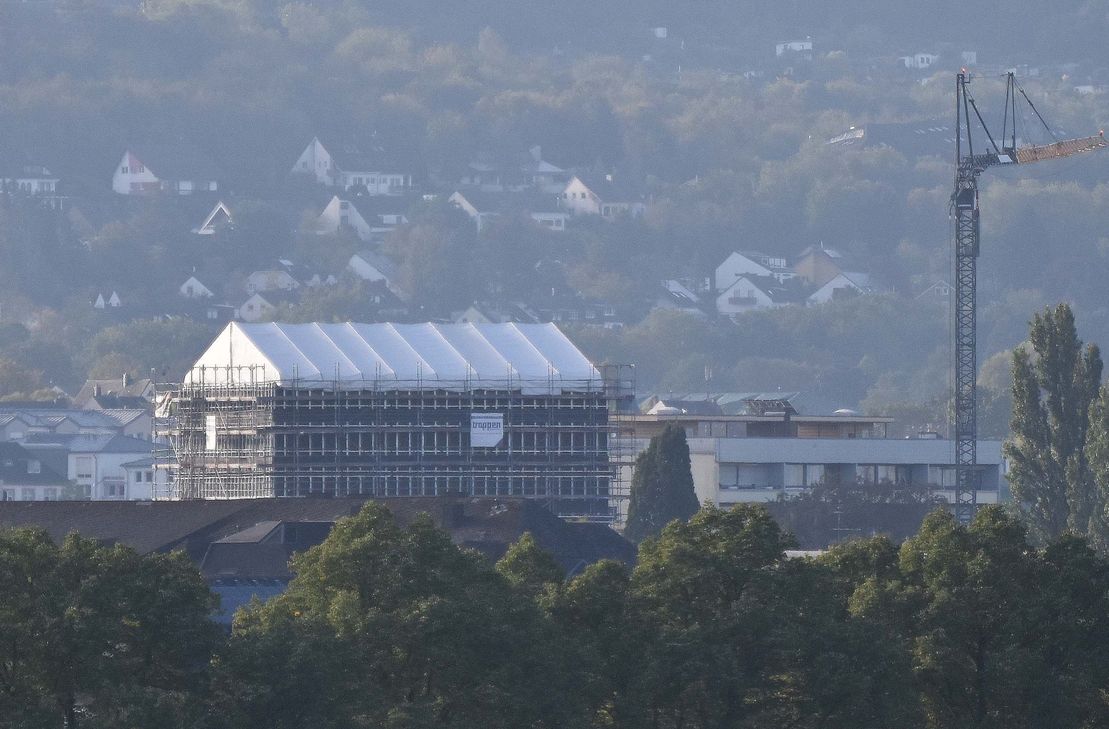 Nanu: ein neuer Tempel im Trierer Stadtpanorma? Der Bühnenturm des Trierer Theaters ist eingerüstet und mit weißem Satteldach versehen.