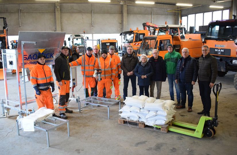 Bürgermeister Ulf Hürtgen (r.) konnte sich auf dem Baubetriebshof der Stadt Zülpich gemeinsam mit den zum Termin eingeladenen Ortsvorsteherinnen und Ortsvorstehern aus dem Stadtgebiet ein Bild von der Leistungsfähigkeit der Sandsackfüllmaschine machen.
