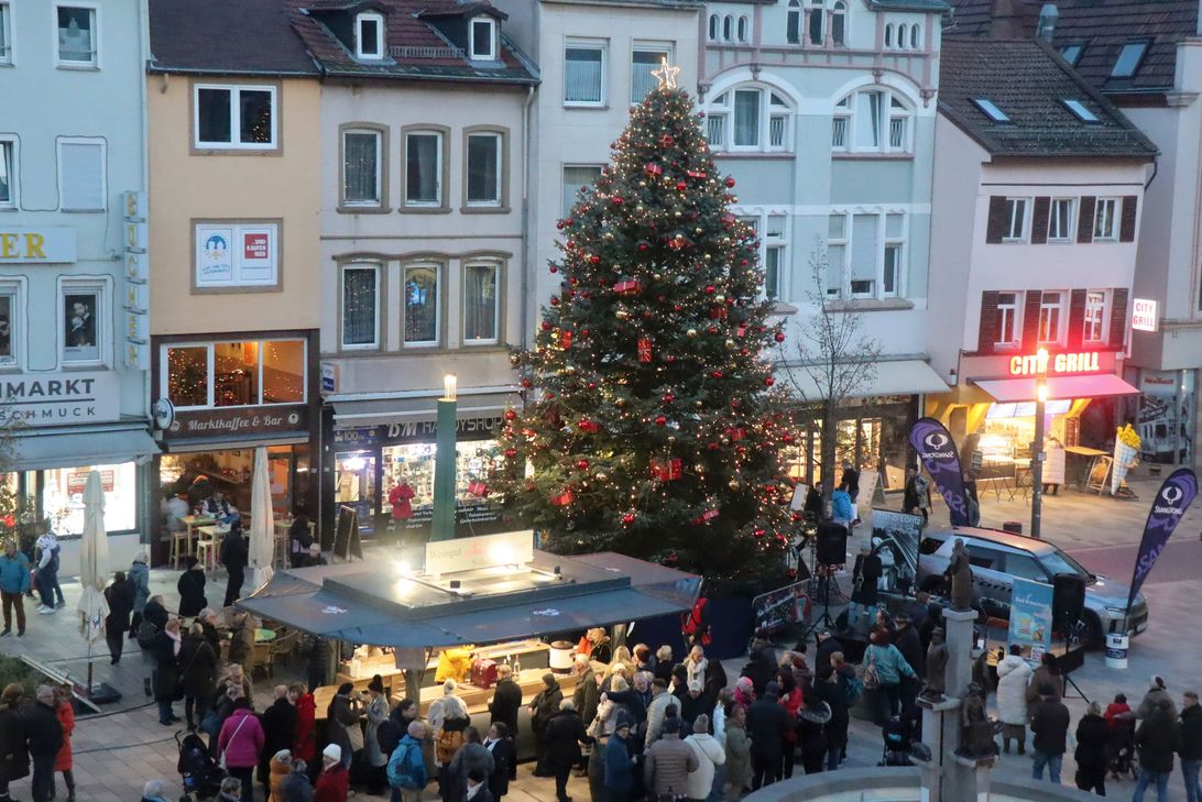 Der Weihnachtsbaum auf dem Kornmarkt in Bad Kreuznach ist aufgestellt.