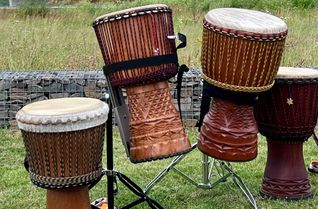 Rhythmus und Gemeinschaft: Beim Trommel-Workshop der Gruppe »Eppes Sumbala« können Frauen afrikanische Djembes ausprobieren.