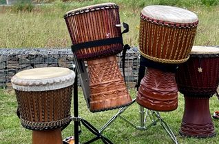 Rhythmus und Gemeinschaft: Beim Trommel-Workshop der Gruppe »Eppes Sumbala« können Frauen afrikanische Djembes ausprobieren.