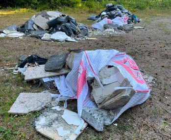 Bauschutt in der Jägerhausstraße illegal entsorgt.