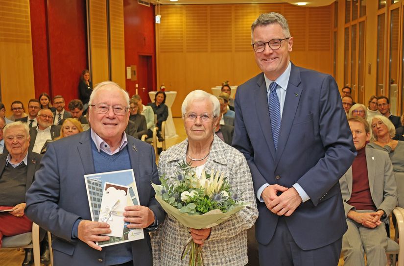 Theo Steinröx (l.) mit seiner Frau Erika und Städteregionsrat Dr. Tim Grüttemeier.