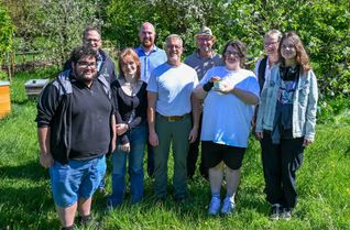 Beim Bienenprojekt des Euro-BBW in Bitburg kommen die Teilnehmerinnen und Teilnehmer ganz nah an die Honigbienen heran und lernen allerhand Wissenswertes über die kleinen Helferinnen und Helfer.