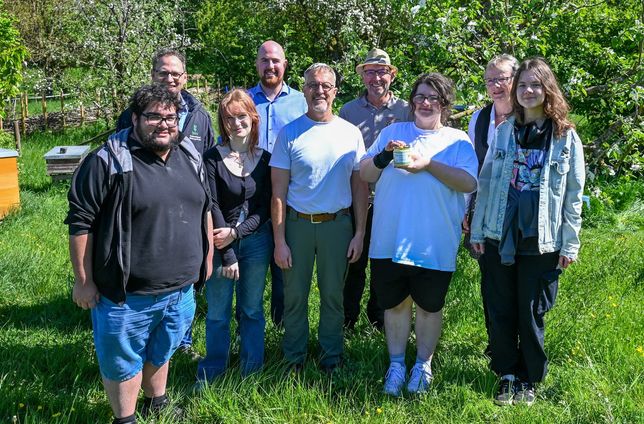 Beim Bienenprojekt des Euro-BBW in Bitburg kommen die Teilnehmerinnen und Teilnehmer ganz nah an die Honigbienen heran und lernen allerhand Wissenswertes über die kleinen Helferinnen und Helfer.