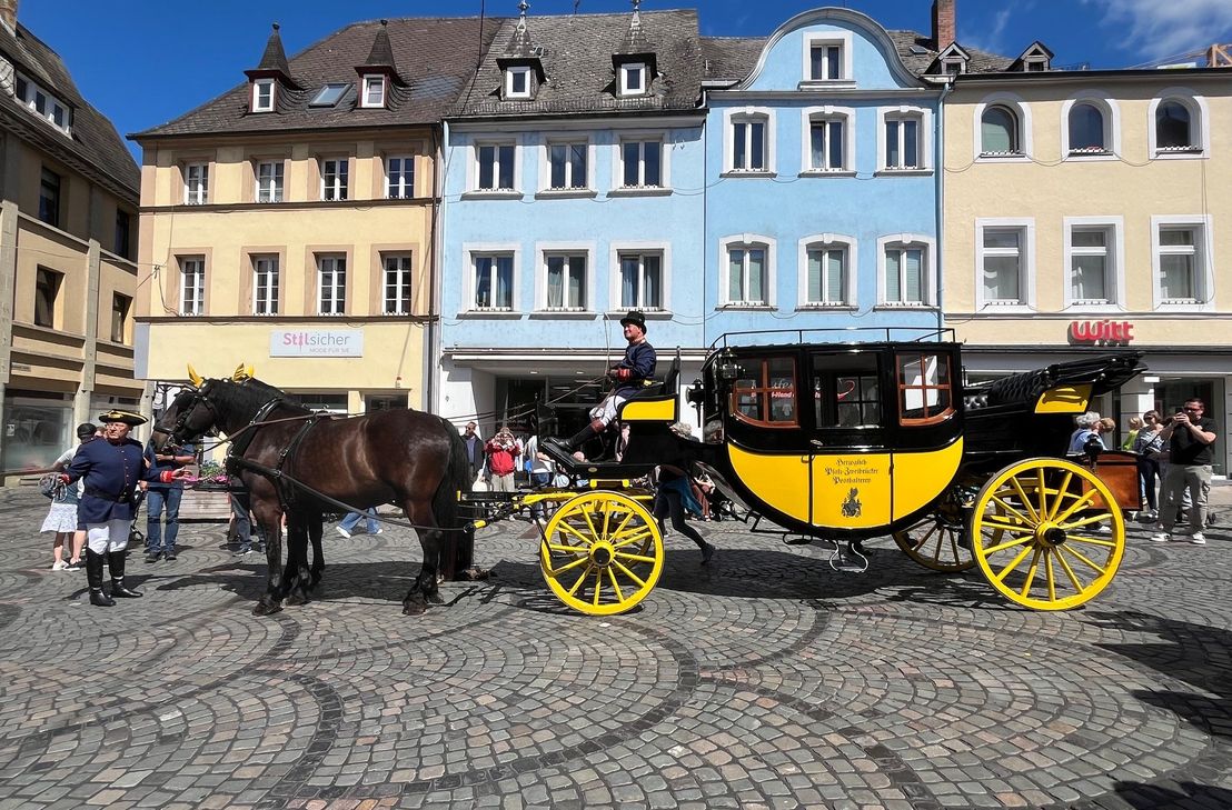 Wie vor 300 Jahren: Eine restaurierte Postkutsche mit Pferdegespann erinnerte beim Jubiläum an die Anfänge des Postwesens in Wittlich.