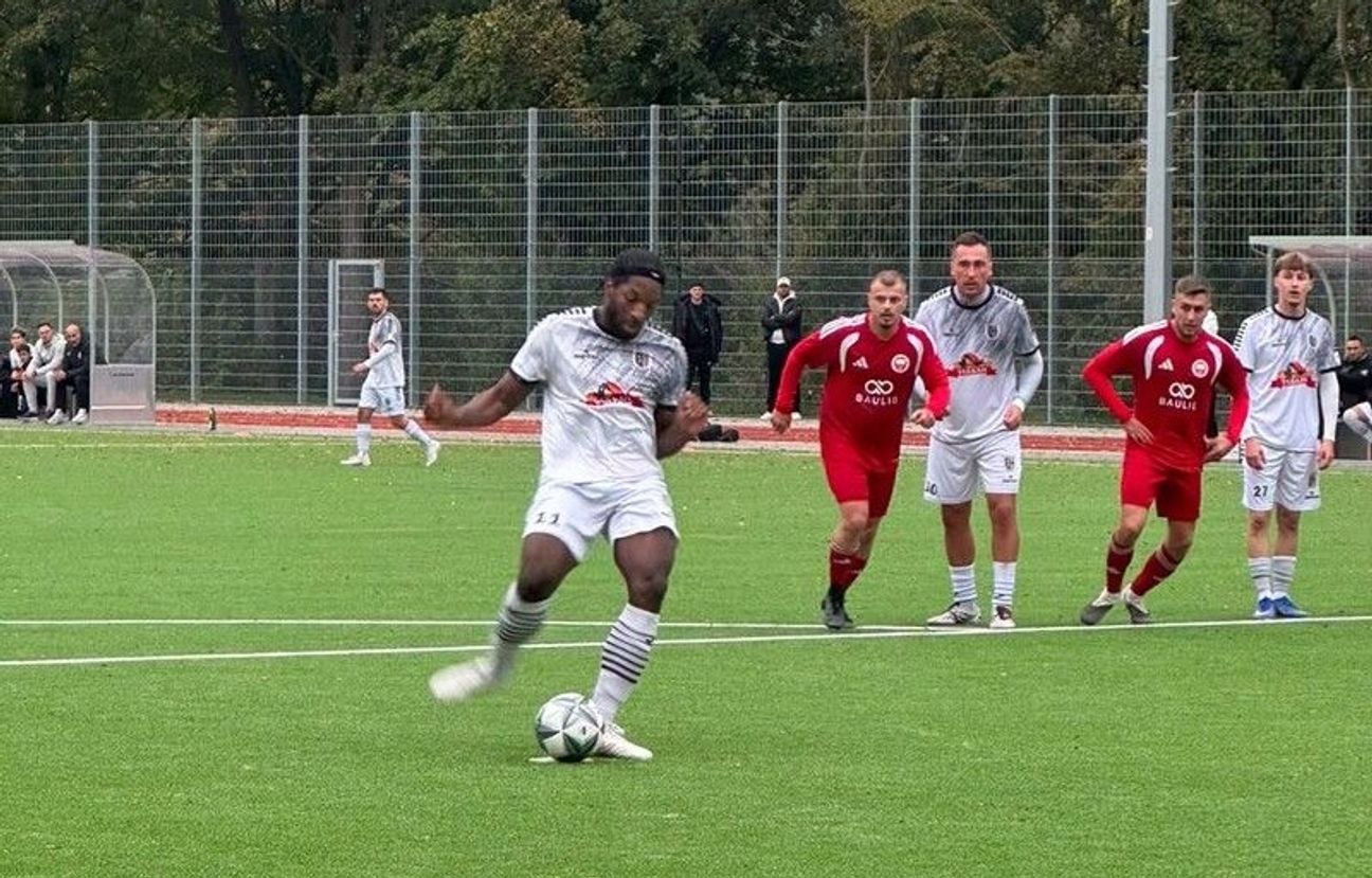 Beim Elfmeterversuch scheitert Brice Mitel. Am Ende siegt Mendig dennoch mit 4:3 beim SV Anadolu Spor Koblenz.