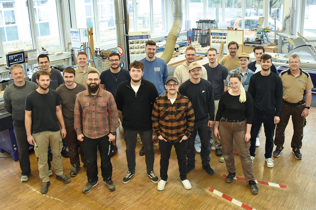 Sie stellten sich der diesjährigen Meisterprüfung im Tischlerhandwerk bei der Handwerkskammer Koblenz, links und rechts die Mitglieder des Prüfungsausschusses und die Meister-Ausbilder der HwK.